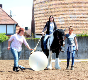 Durch Spiel und Spaß auf dem Pferd wird die Körperwahrnehmung verbessert.  Foto: Privat