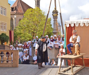 Am Brunnen in der Herrngasse werden Gerichtsverhandlungen mit mittelalterlichen Strafen nach­gestellt. Foto: am