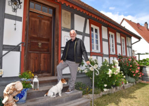 Albert Ströhlein vor seinem Haus in Brunst. Sein Hund Rolli ist immer an seiner Seite. Foto: am