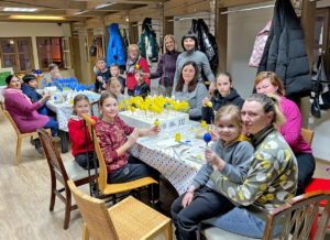 Im Rahmen des Bastelcafés haben ukrainische Familien Ostereier in ihren Nationalfarben angemalt, mit denen Ursula Ilgenfritz dann den Brunnen am Plönlein geschmückt hat. Foto: Privat