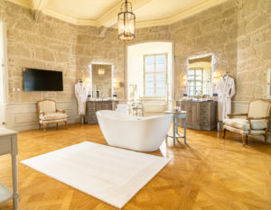 Das Badezimmer der Suite Nr. 1 ist mit jeglichem Komfort im historischen Turm untergebracht.  Foto: Privat