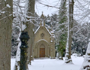 Das Mausoleum fällt gleich im Eingangsbereich des Kardinalsgarten ins Auge. Foto: Munique
