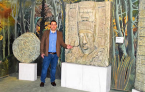 Markus Mergenthaler leitet das Knauf Museum seit mehr als 26 Jahren. Exponate aus sechs Kulturen werden mannshoch und größer in beeindruckender Weise präsentiert. Hier die Darstellung der Maya-Kultur. Foto: ul