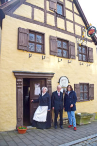 Das Alt-Rothenburger Handwerkerhaus-Museum von Otto Berger (Mitte): Gästeführerinnen wie Olga Reinhard (links) schlüpfen bei Führungen in die Rolle einer Handwerkerwitwe. Gabriele Berger-Klatte (rechts) bietet auch Führungen an. Fotos: ul