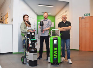 Laura Vogel, Philpp Mayer und Jürgen Hönig zeigen einige Geräte der Firma UWS. Foto: am