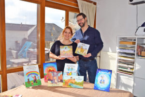 Heinrich und Madeleine Kräll verlegen in ihrem neuen Rothenburger Kraehe-Verlag Kindergeschichten, die das Leben schreibt. Was die Welt bewegt, wird für die Kleinen verständlich erzählt. Fotos: ul
